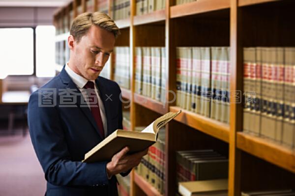法律图书馆里英俊的律师